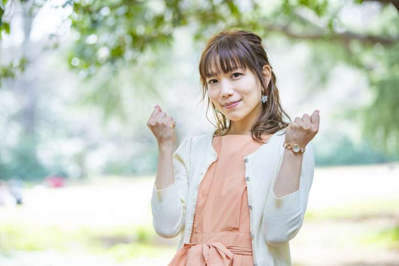 ガッツポーズの女性