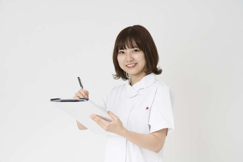 メモを取る女性