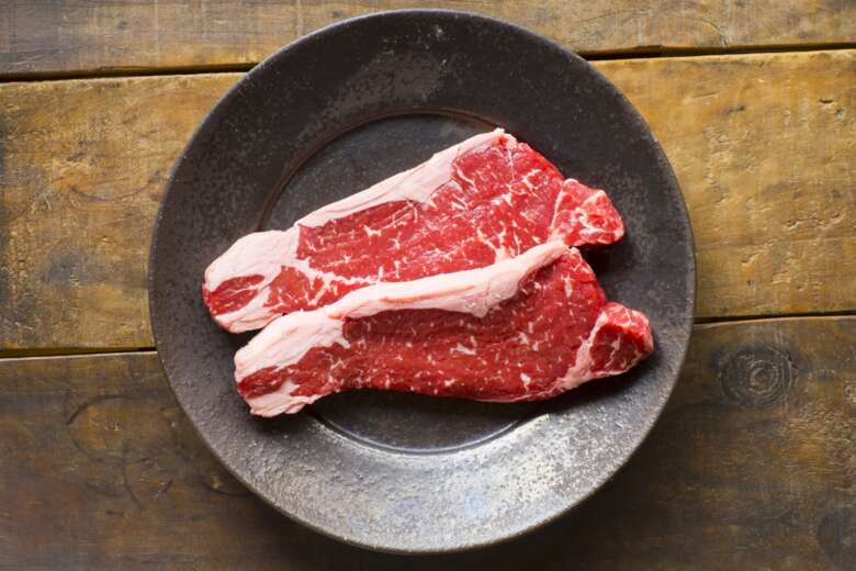 色鮮やかな肉2枚
