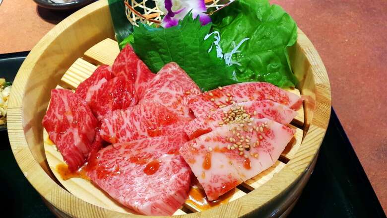 様々な牛肉の部位が盛り付けられた一品
