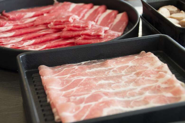 様々な種類の肉が皿ごとに分けられている様子