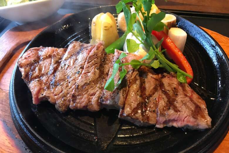色鮮やかな野菜とステーキ