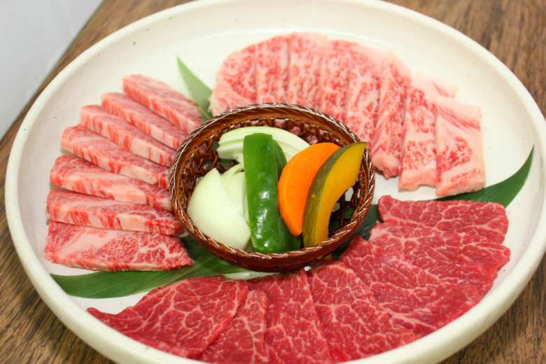 様々な牛肉の部位が盛り付けられている一皿