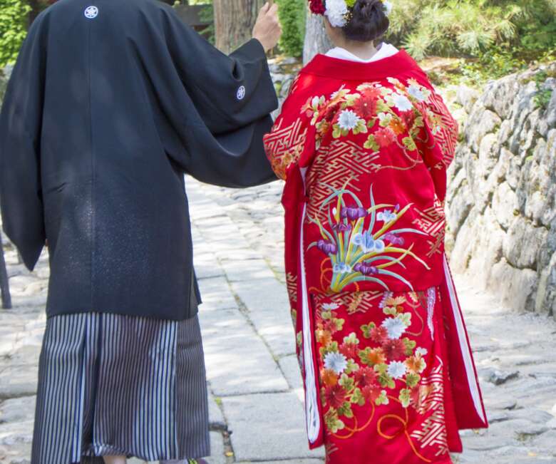 和装の新郎新婦