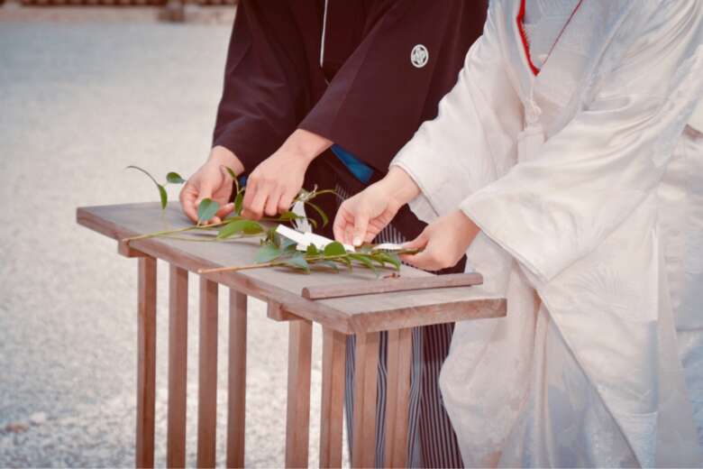 神社で結婚式をあげている様子