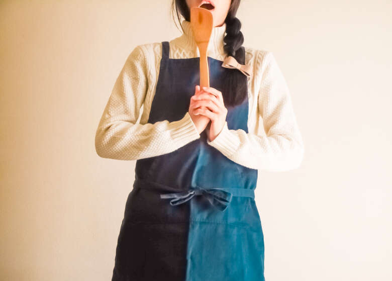 驚く女性