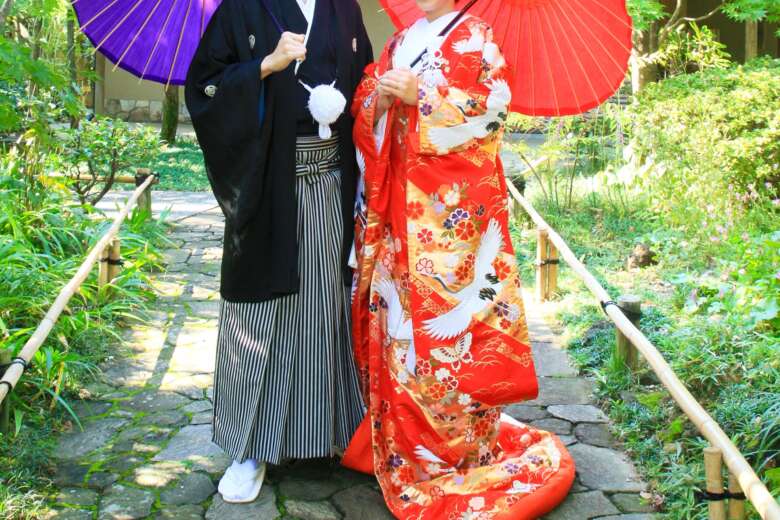番傘を差している和装の新郎新婦