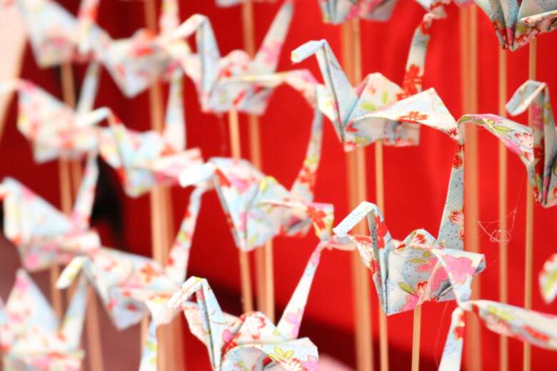 桜の模様があしらわれた折り鶴