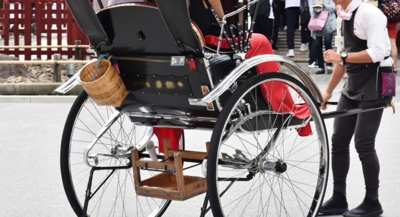 人力車に乗って京都を観光する様子