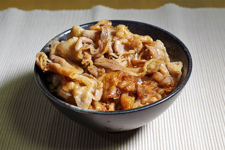 しっかり味付けされた牛肉がたっぷり盛り付けられた焼肉丼