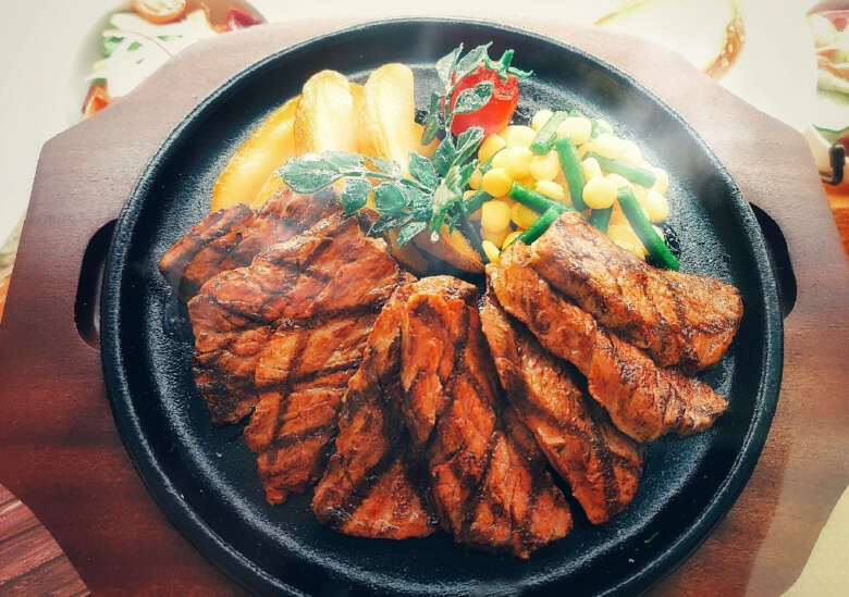 湯気が食欲をそそる鉄板ステーキ