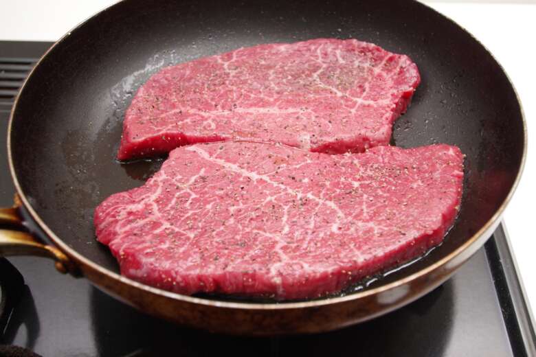じっくり焼き上げられているステーキ肉