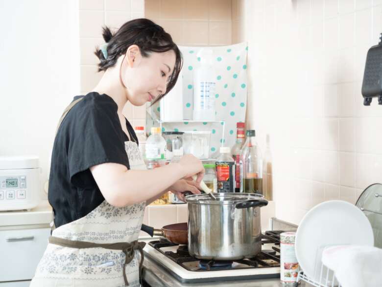 料理をする女性