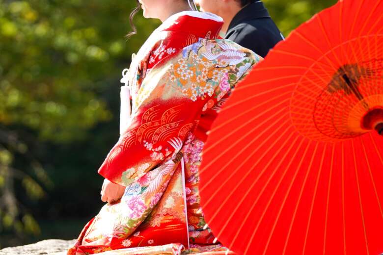 和装の新郎新婦と番傘