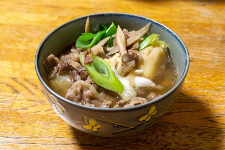お椀に注がれた牛肉の芋煮