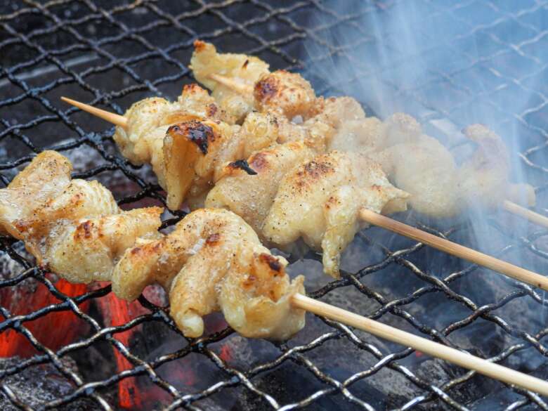 炭火でじっくり焼かれている焼き鳥