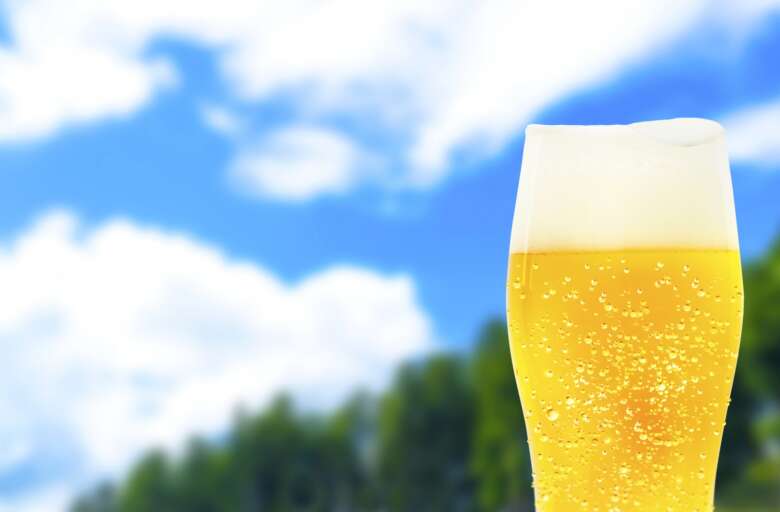 青空を背景に撮影されたビール