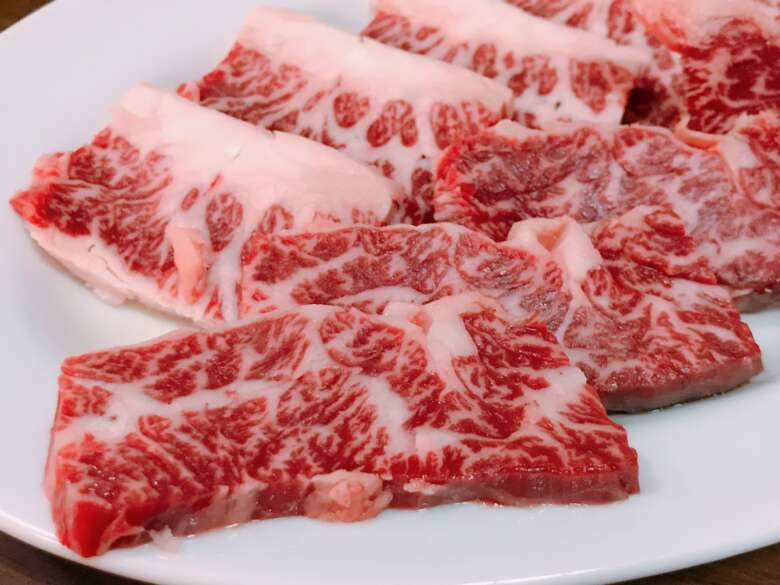 皿に盛られたお肉