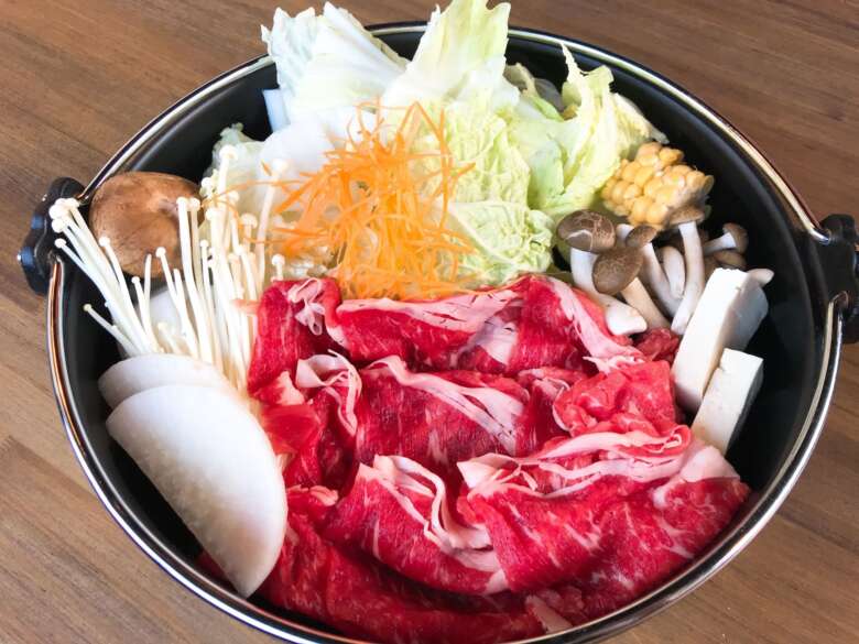 すき焼き鍋に盛り付けられた野菜と肉