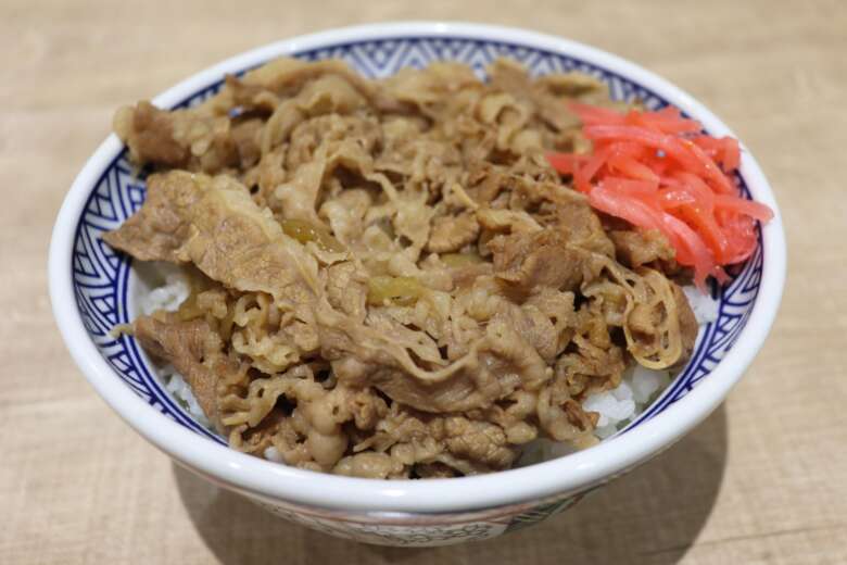 紅生姜が盛り付けられた牛丼